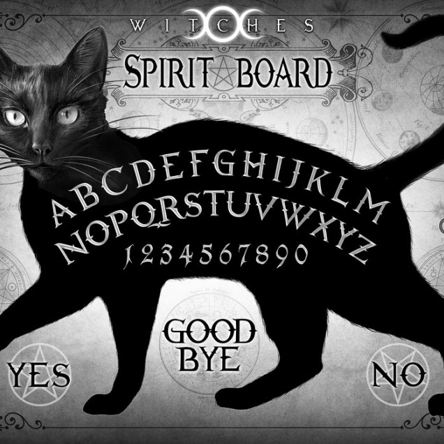 Tapet cu o pisica neagra pe o tabla de spiritism. Imaginea este in tonuri de gri si negru, cu detalii fine.