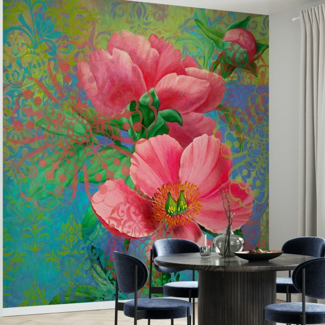 Tapet Arabesque Flowers cu flori roz pastelate pe un fundal vibrant, perfect pentru a decora dormitorul, livingul sau holul.