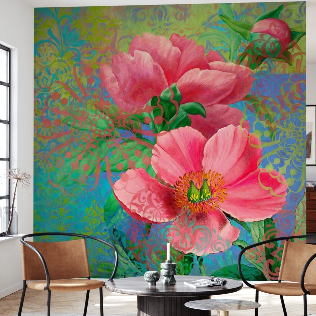 Tapet Arabesque Flowers cu flori roz pastelate pe un fundal vibrant, perfect pentru a decora dormitorul, livingul sau holul.