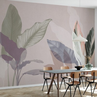 Tapetă cu design floral abstract Wild Bouquet VI, cu frunze în tonuri deschise de gri, verde și roz, aplicată pe peretele unei camere de zi.