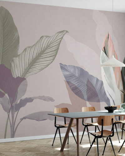 Tapetă cu design floral abstract Wild Bouquet VI, cu frunze în tonuri deschise de gri, verde și roz, aplicată pe peretele unei camere de zi.