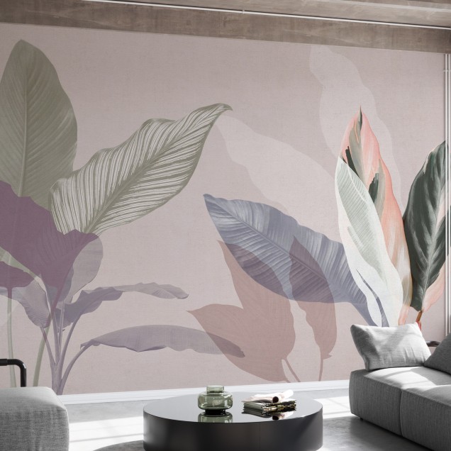 Tapetă cu design floral abstract Wild Bouquet VI, cu frunze în tonuri deschise de gri, verde și roz, aplicată pe peretele unei camere de zi.