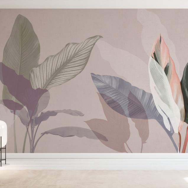 Tapetă cu design floral abstract Wild Bouquet VI, cu frunze în tonuri deschise de gri, verde și roz, aplicată pe peretele unei camere de zi.