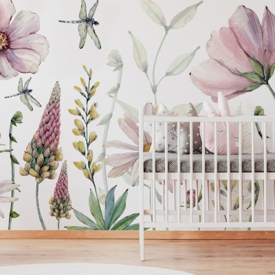 Tapet floral Fabulous Flowers cu flori roz pastelate, libelule și frunze verzi.