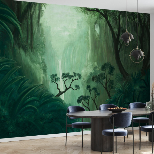Tapet Lush Tropical cu design tropical luxuriant, verde vibrant, cu palmieri si plante tropicale.