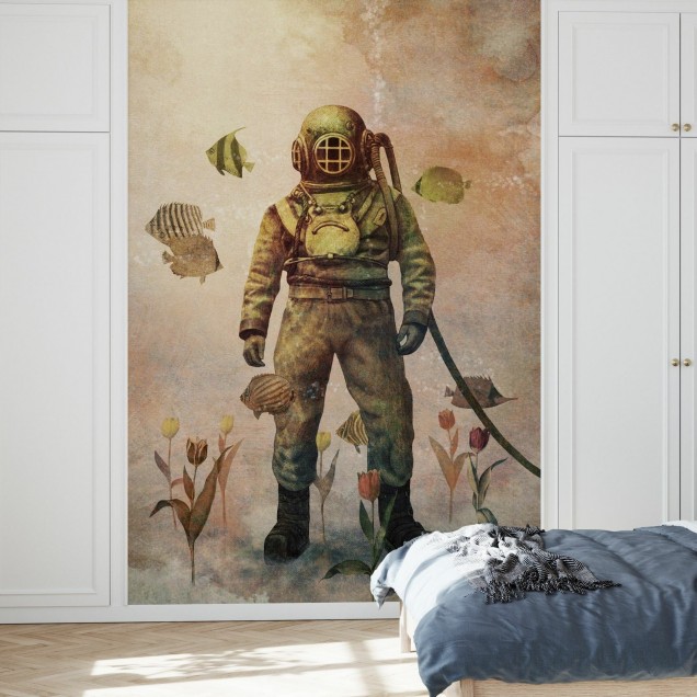 Tapet cu design unic Deep Sea Garden, Sepia, prezintă un scafandru clasic înconjurat de pești și flori într-o nuanță de sepie.