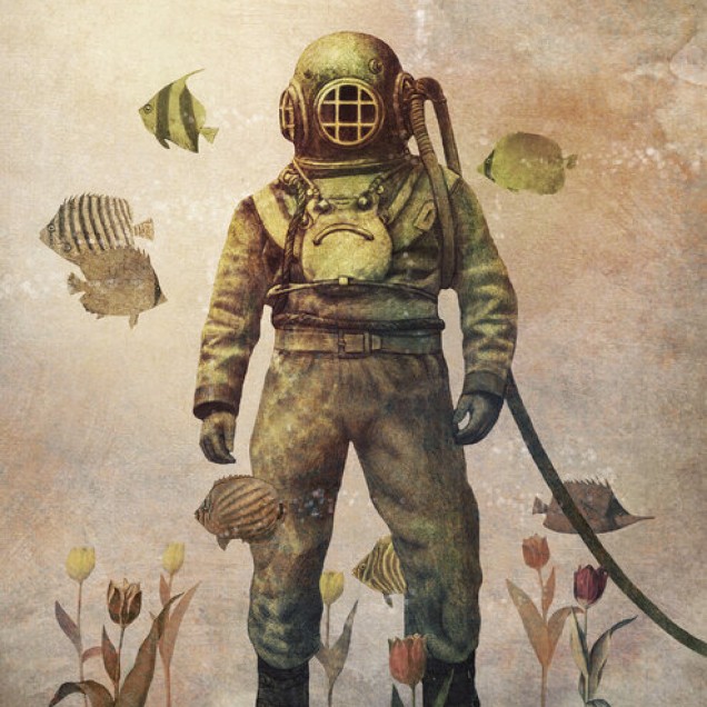 Tapet cu design unic Deep Sea Garden, Sepia, prezintă un scafandru clasic înconjurat de pești și flori într-o nuanță de sepie.