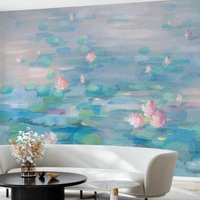 Tapet cu design floral elegant, cu nuferi roz și frunze verzi pe un fond bleu pastelat.