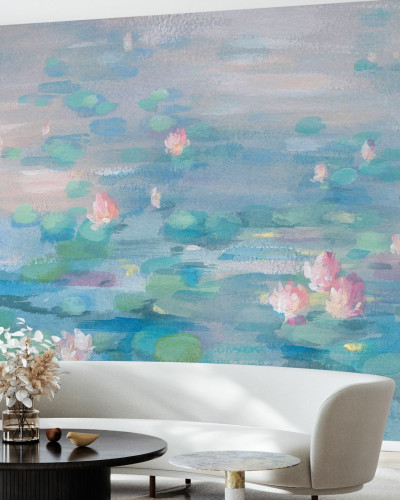 Tapet cu design floral elegant, cu nuferi roz și frunze verzi pe un fond bleu pastelat.