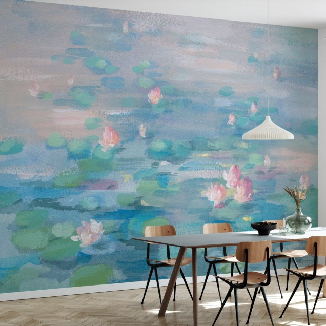 Tapet cu design floral elegant, cu nuferi roz și frunze verzi pe un fond bleu pastelat.