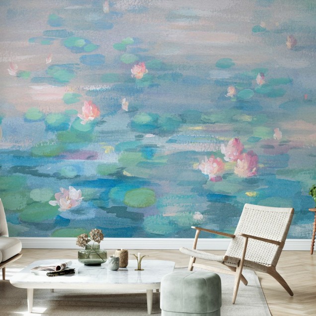 Tapet cu design floral elegant, cu nuferi roz și frunze verzi pe un fond bleu pastelat.