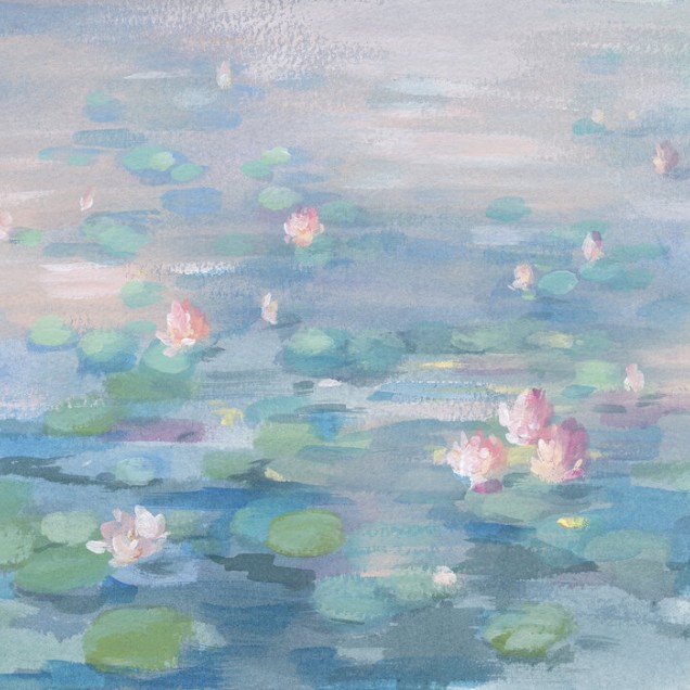 Tapet cu design floral elegant, cu nuferi roz și frunze verzi pe un fond bleu pastelat.
