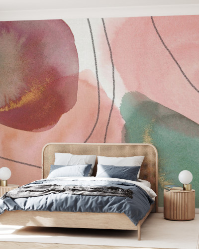 Tapet modern cu design abstract în nuanțe pastelate. Tapetul este aplicat pe un perete din dormitor, lângă un pat cu lenjerie albastră.