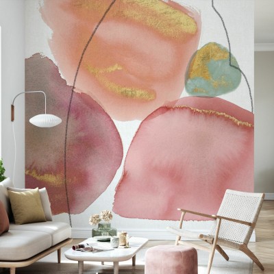 Tapet abstract cu pete de culoare în tonuri calde de roz, auriu și gri. Imaginea prezintă un living modern cu canapea și fotoliu.
