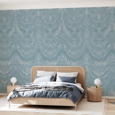 Tapet abstract Plumage III cu design inspirat din pene de păsări, în nuanțe de albastru estompat. Tapetul este afișat pe un perete din dormitor, lângă un pat cu o tapițerie din ratan.