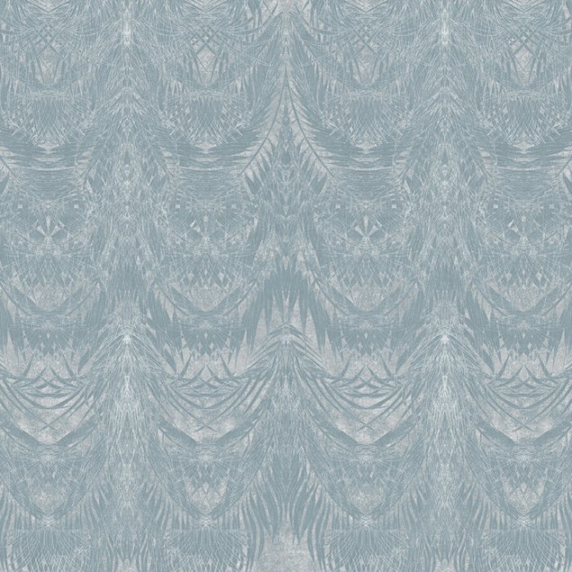 Tapet abstract Plumage III cu design inspirat din pene de păsări, în nuanțe de albastru estompat. Tapetul este afișat pe un perete din dormitor, lângă un pat cu o tapițerie din ratan.