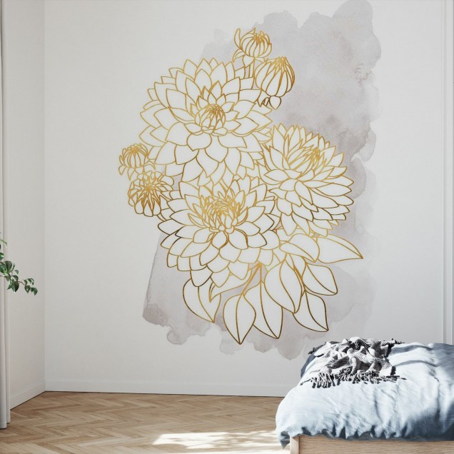 Tapet decorativ cu flori aurii pe un fundal gri-roz, ideal pentru a crea un punct focal într-o cameră