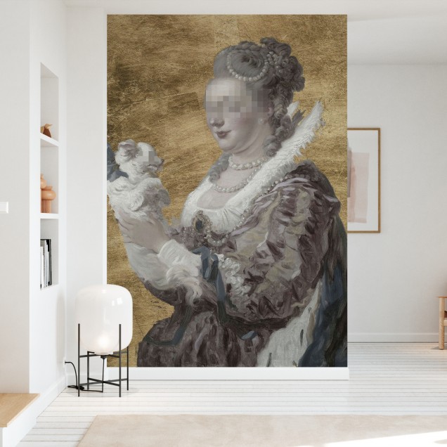 Tapet cu o doamnă din secolul al XVIII-lea în rochie elegantă, pe un fundal auriu texturat.
