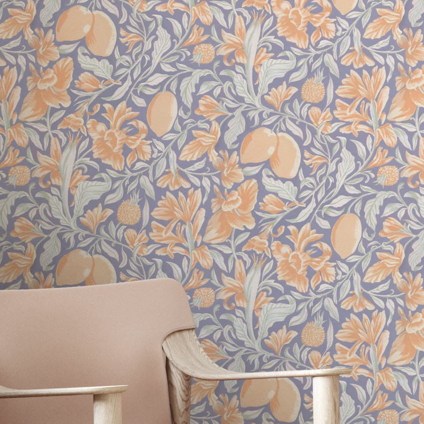 Tapet floral Blooming Citrus, Golden cu model bogat de flori și lămâi în nuanțe calde și pastelate.