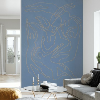 Tapet Blue Swimmers, cu design minimalist, cu linii fine aurii pe un fundal albastru delicat, aplicat intr-un living.