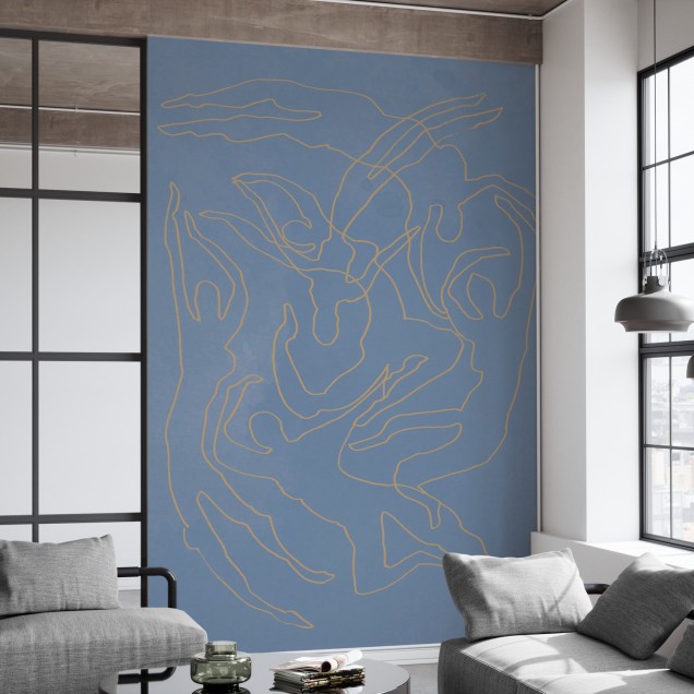 Tapet Blue Swimmers, cu design minimalist, cu linii fine aurii pe un fundal albastru delicat, aplicat intr-un living.