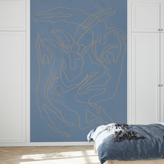 Tapet Blue Swimmers, cu design minimalist, cu linii fine aurii pe un fundal albastru delicat, aplicat intr-un living.