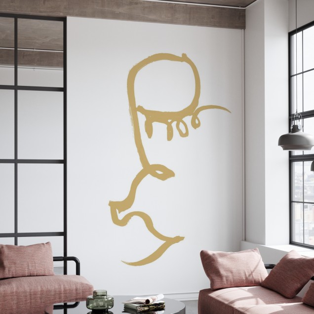 Half Face, Gold tapet minimalist cu o jumătate de față pictată în aur pe un perete alb într-un interior modern.