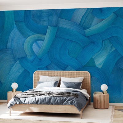 Tapet cu design abstract albastru, inspirat de mare. Imaginea prezintă un pat cu lenjerie de pat albastră și un covor alb, într-un decor modern.