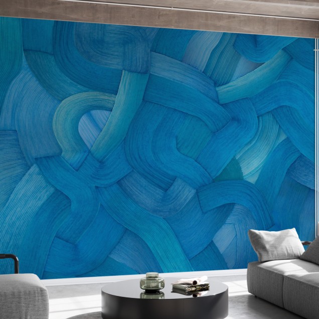 Tapet cu design abstract albastru, inspirat de mare. Imaginea prezintă un pat cu lenjerie de pat albastră și un covor alb, într-un decor modern.