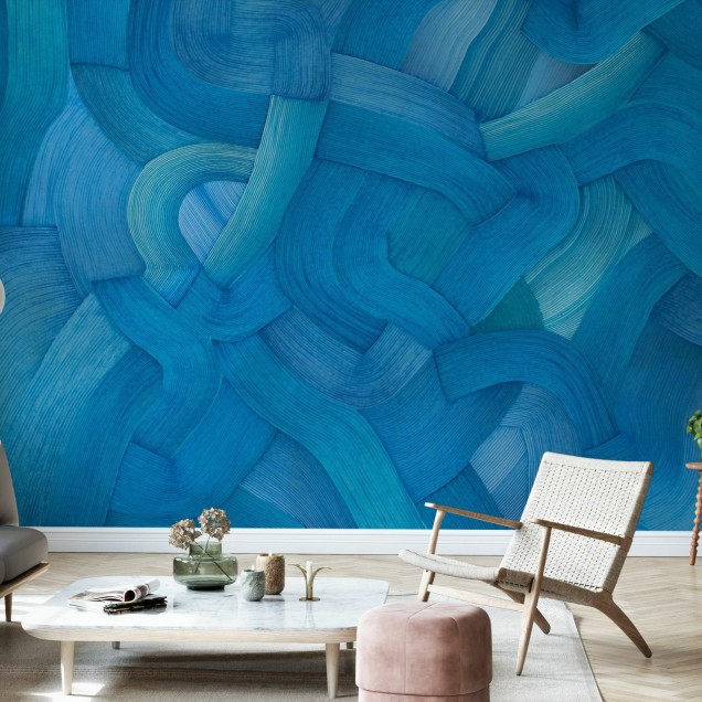 Tapet cu design abstract albastru, inspirat de mare. Imaginea prezintă un pat cu lenjerie de pat albastră și un covor alb, într-un decor modern.