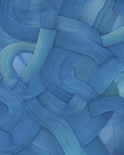 Tapet cu design abstract albastru, inspirat de mare. Imaginea prezintă un pat cu lenjerie de pat albastră și un covor alb, într-un decor modern.