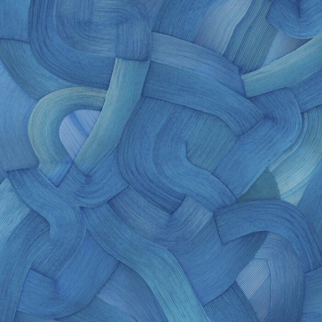 Tapet cu design abstract albastru, inspirat de mare. Imaginea prezintă un pat cu lenjerie de pat albastră și un covor alb, într-un decor modern.