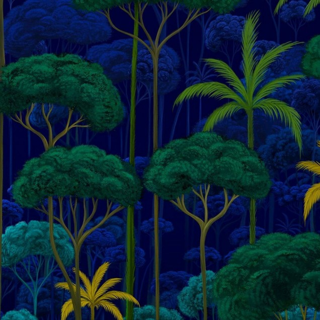 Tapetă cu design Midnight Jungle, care prezintă o pădure tropicală nocturnă cu copaci înalți, verzi și o lună strălucitoare pe un fundal de cer nopții.