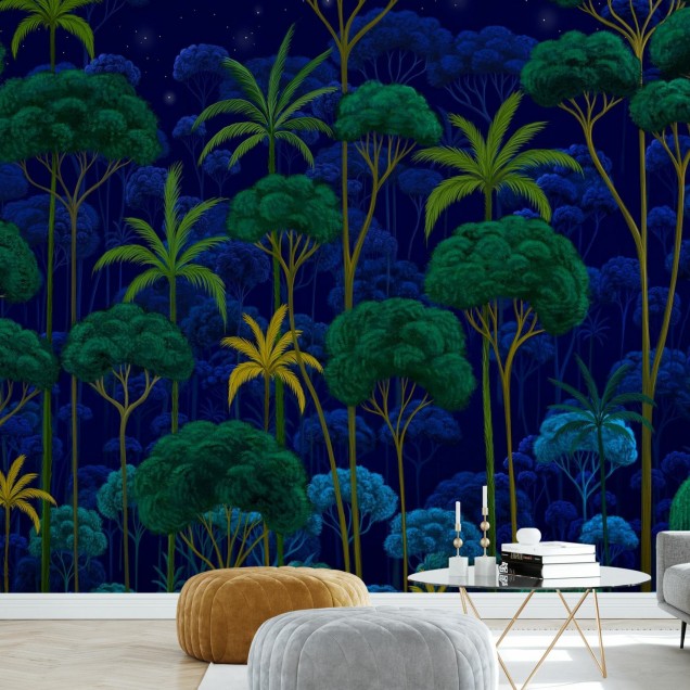 Tapetă cu design Midnight Jungle, care prezintă o pădure tropicală nocturnă cu copaci înalți, verzi și o lună strălucitoare pe un fundal de cer nopții.