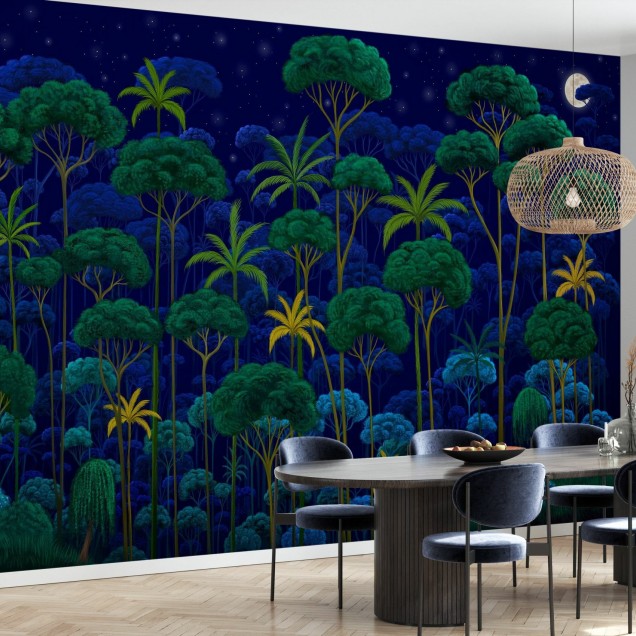 Tapetă cu design Midnight Jungle, care prezintă o pădure tropicală nocturnă cu copaci înalți, verzi și o lună strălucitoare pe un fundal de cer nopții.