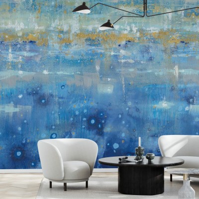Wallpaper Horizon, cu nuante de albastru si accente aurii, aplicat intr-un living modern.