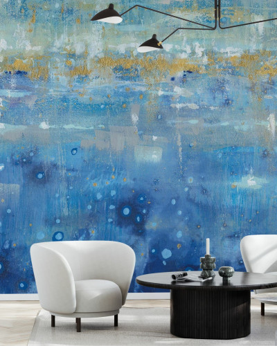 Wallpaper Horizon, cu nuante de albastru si accente aurii, aplicat intr-un living modern.
