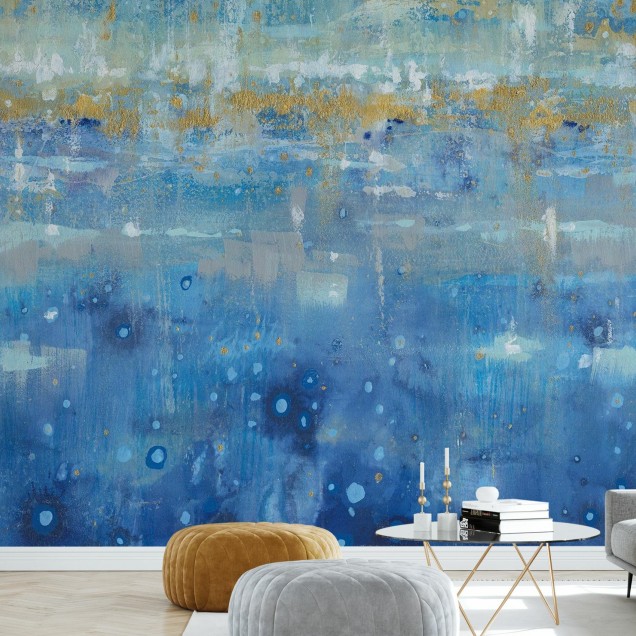 Wallpaper Horizon, cu nuante de albastru si accente aurii, aplicat intr-un living modern.