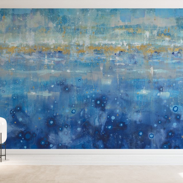 Wallpaper Horizon, cu nuante de albastru si accente aurii, aplicat intr-un living modern.