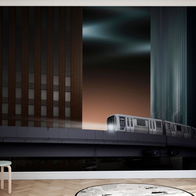 Fototapet cu un tren care merge printr-o cladire inalta.