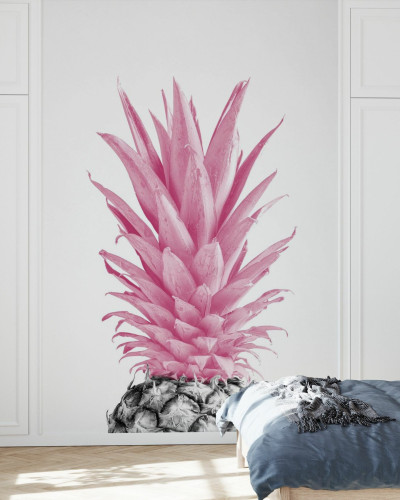 Tapet cu un design modern ce prezintă un ananas roz pe fond alb, într-un dormitor elegant.