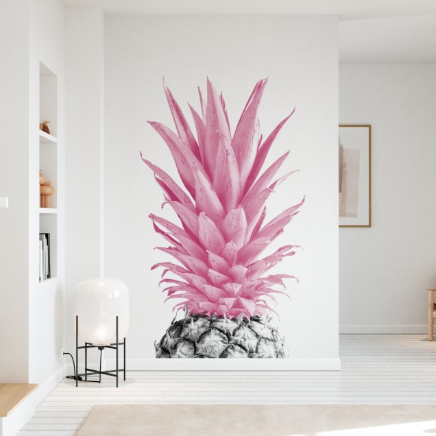 Tapet cu un design modern ce prezintă un ananas roz pe fond alb, într-un dormitor elegant.