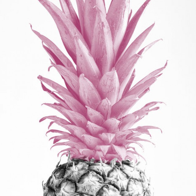 Tapet cu un design modern ce prezintă un ananas roz pe fond alb, într-un dormitor elegant.