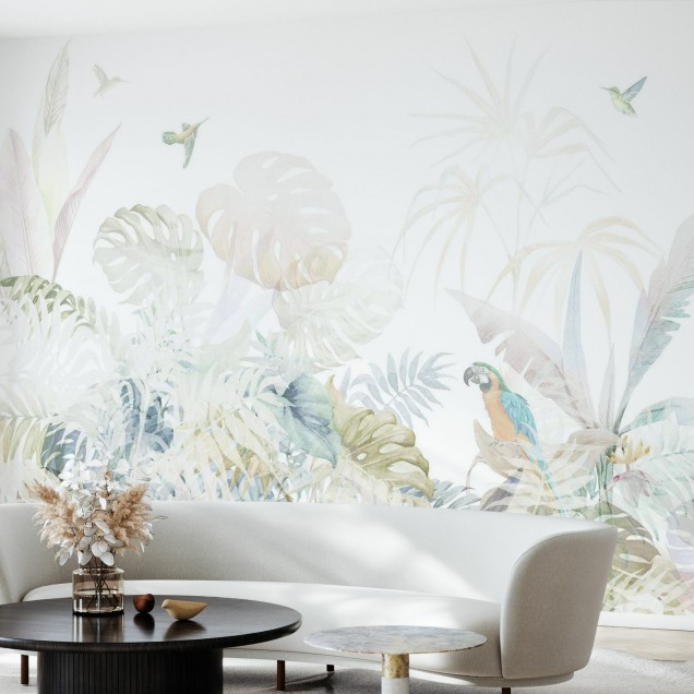 Tapet cu design tropical cu frunze de Monstera, păsări exotice și un macaw viu colorat.