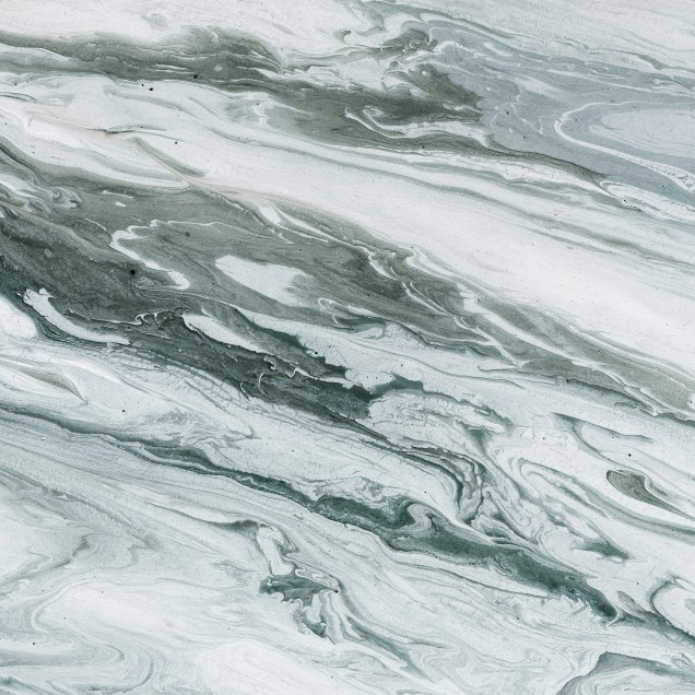 Tapet abstract High Tide, cu nuanțe de verde și alb, inspirat de valurile mării, perfect pentru a crea un punct focal în living, dormitor sau birou.