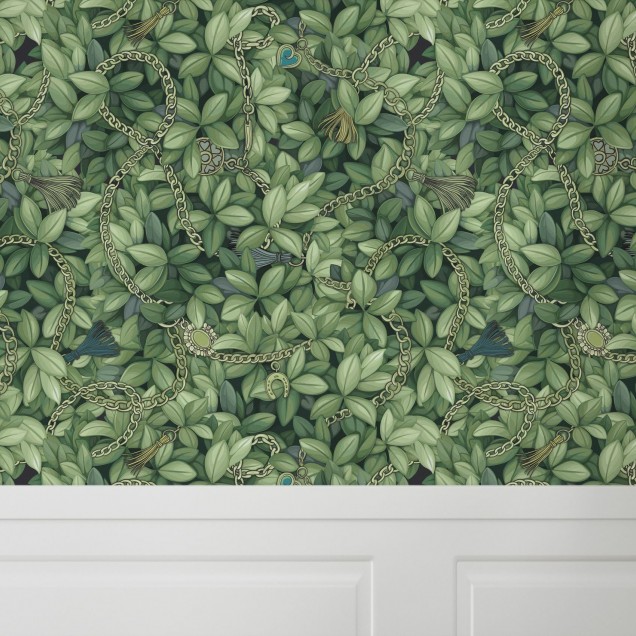 Tapet Foliage Chain, cu frunze verzi și lanțuri delicate, aplicat pe un perete din sufragerie.