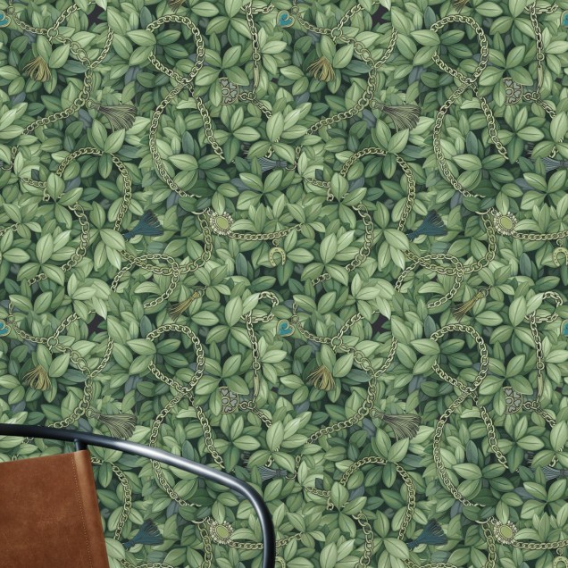 Tapet Foliage Chain, cu frunze verzi și lanțuri delicate, aplicat pe un perete din sufragerie.