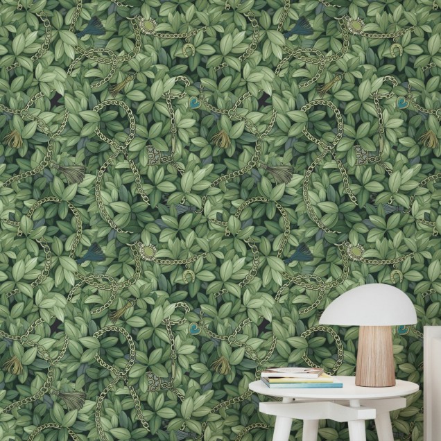 Tapet Foliage Chain, cu frunze verzi și lanțuri delicate, aplicat pe un perete din sufragerie.