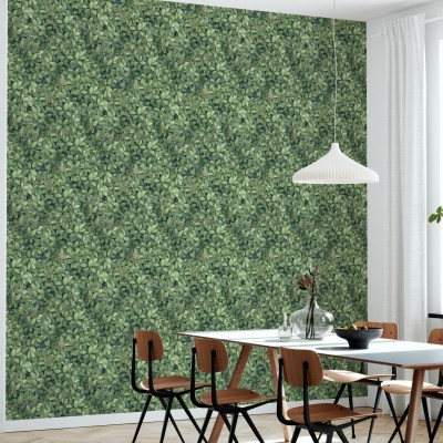 Tapet Foliage Chain, cu frunze verzi și lanțuri delicate, aplicat pe un perete din sufragerie.