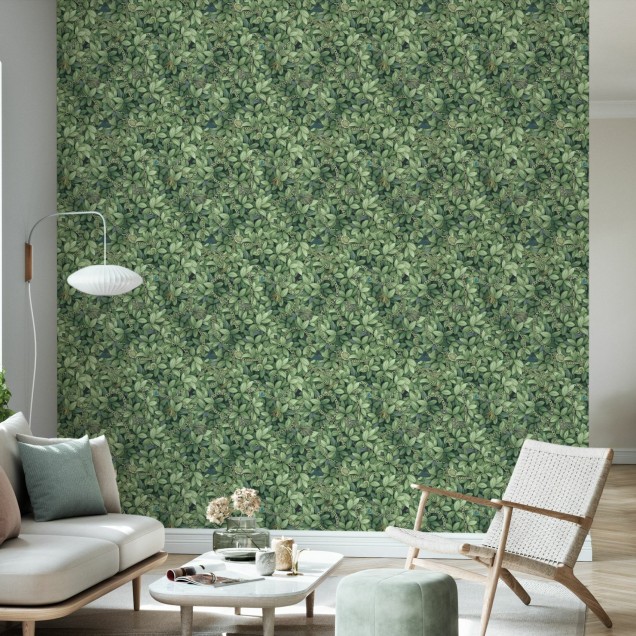 Tapet Foliage Chain, cu frunze verzi și lanțuri delicate, aplicat pe un perete din sufragerie.